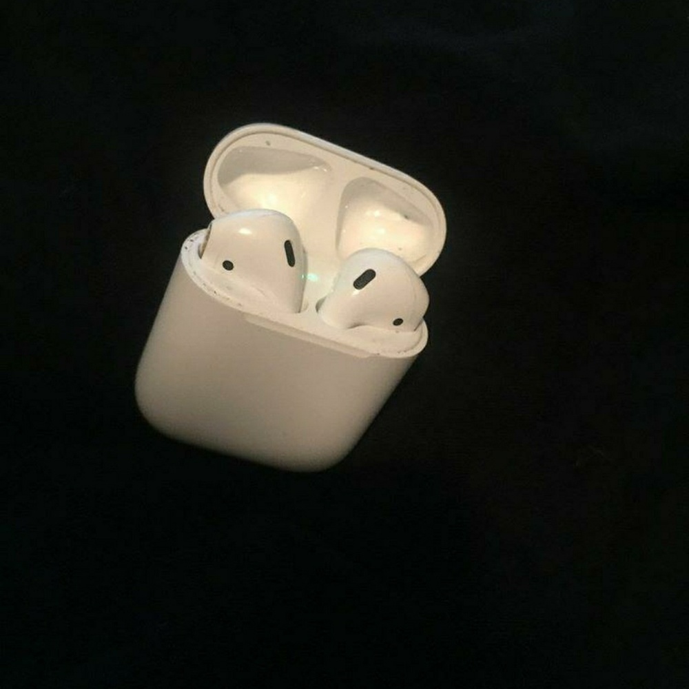 Airpods - Picture 3 of 3